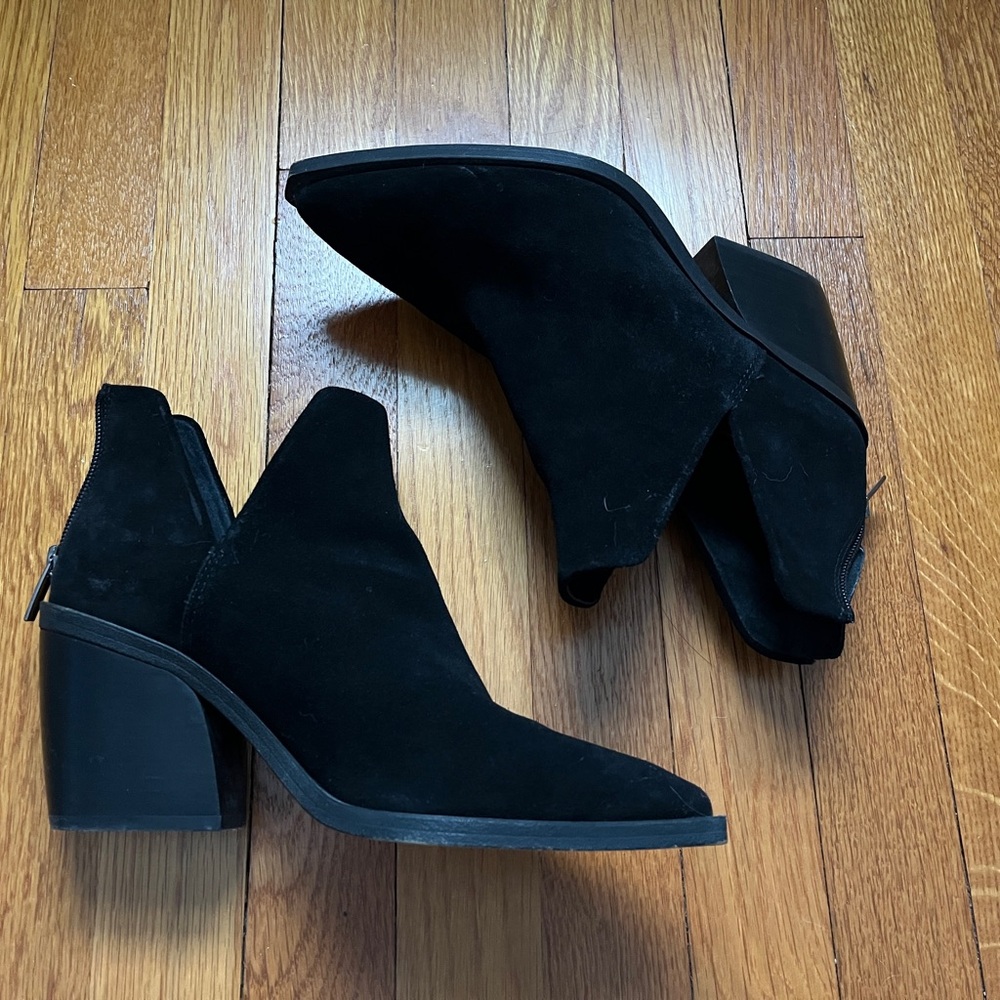 Vince Camuto Black Suede Cutout Heeled Ankle Booties, size women’s 8.5